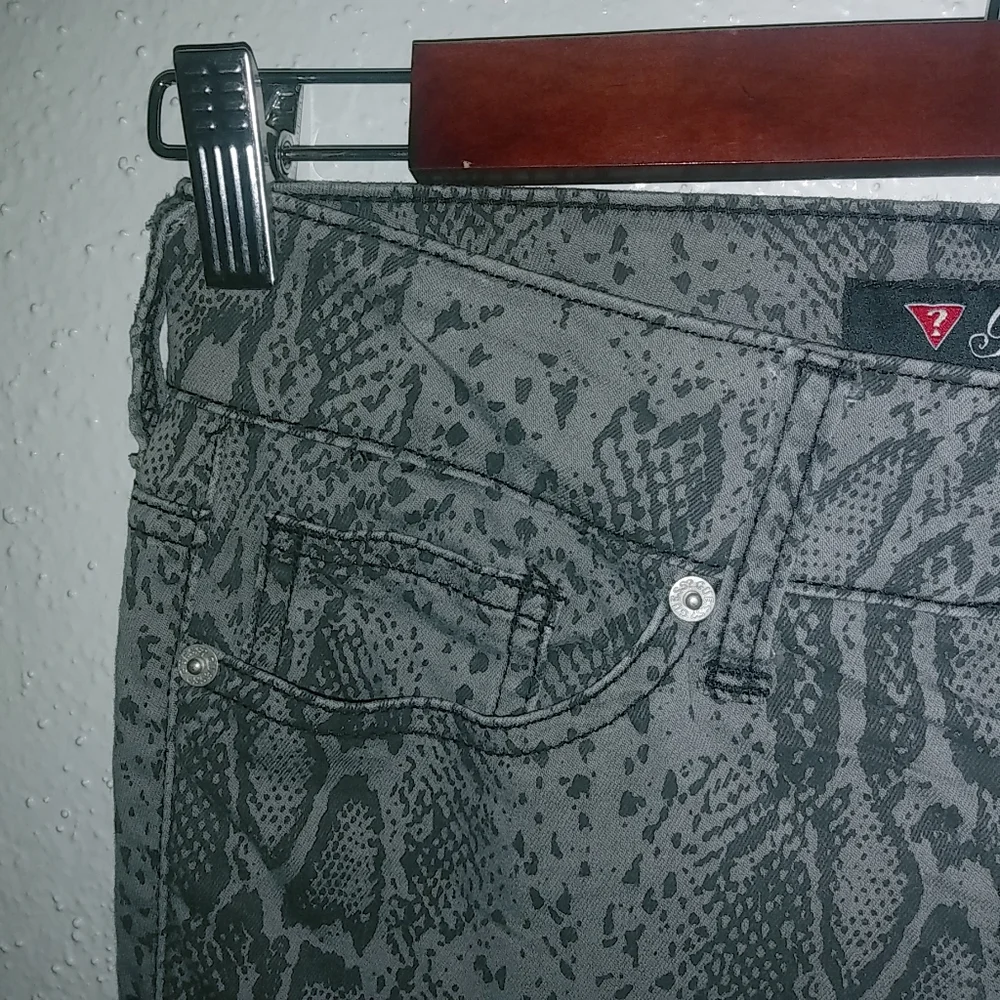 Guess 27x29 Snake Reptile Pattern Gray Cotton Skinny Pants - Picture 6 of 11
